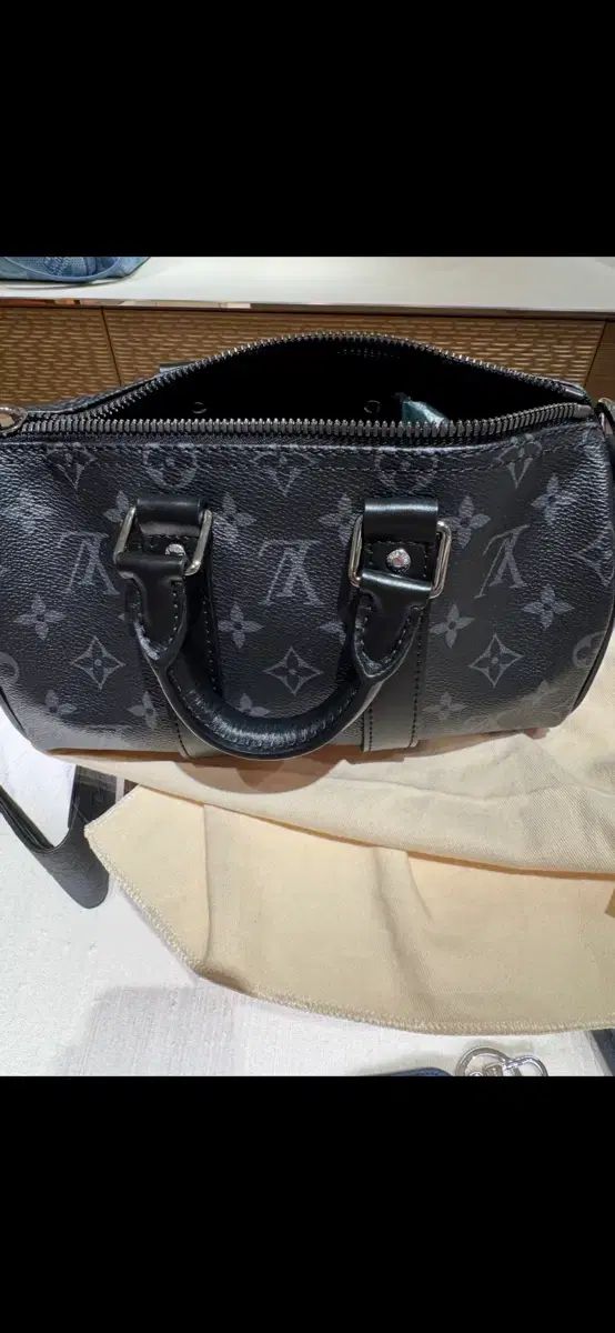 ルイヴィトン キーポル バンドリエール 25 THE HYUNDAI 25年