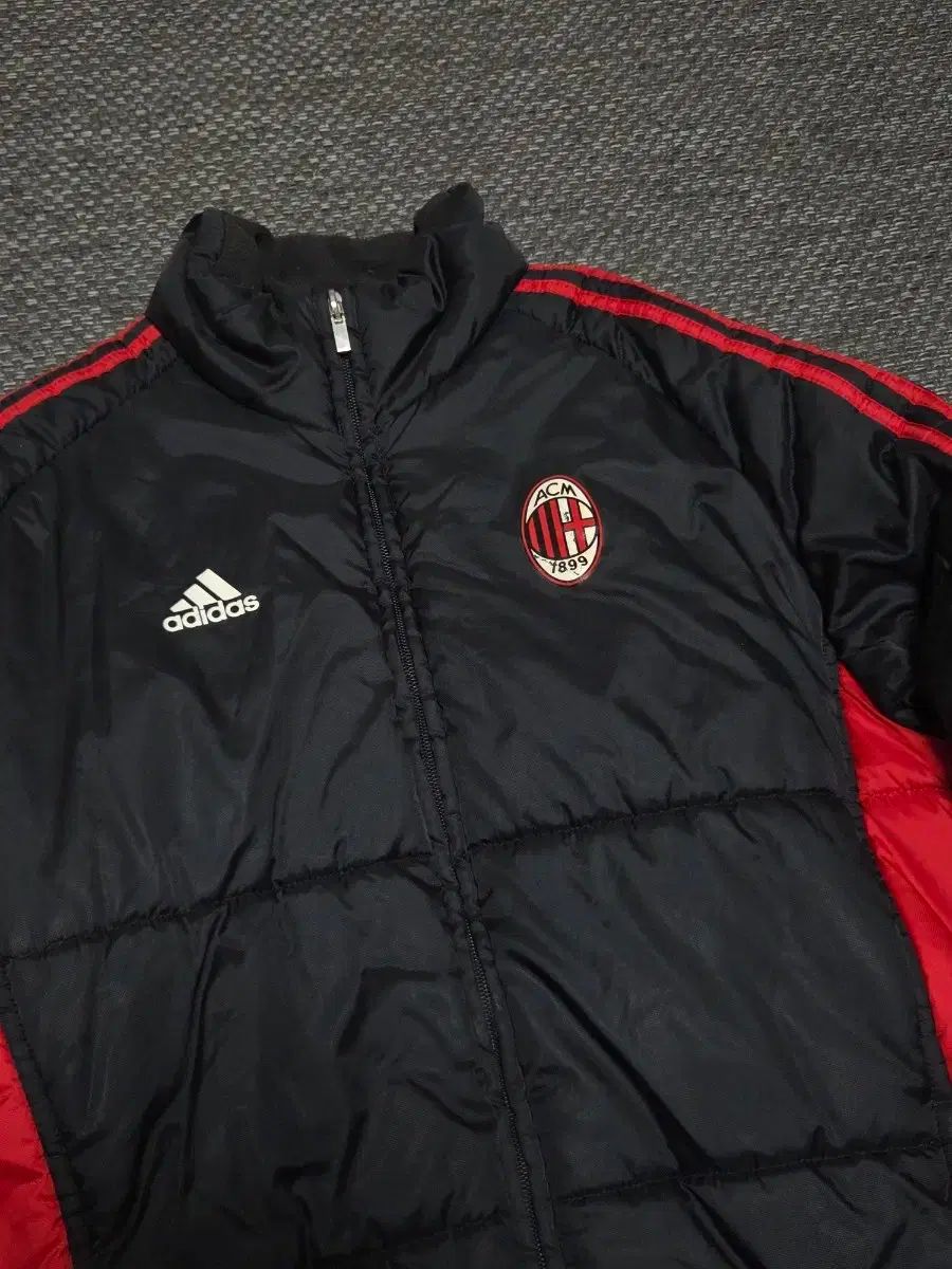 アディダス ACミラン ダウン アウター ブラック/レッド - メルカリ
