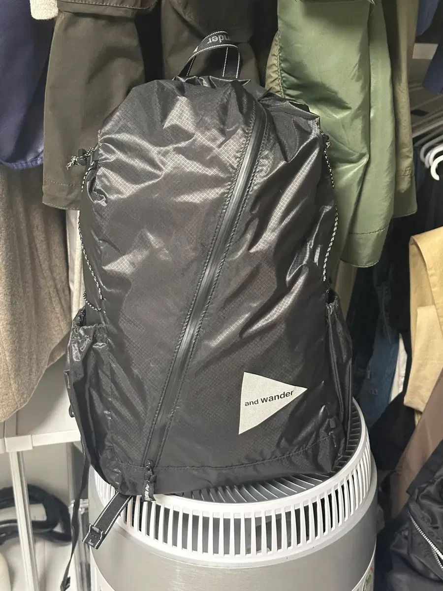 アンドワンダー ブラック バックパック