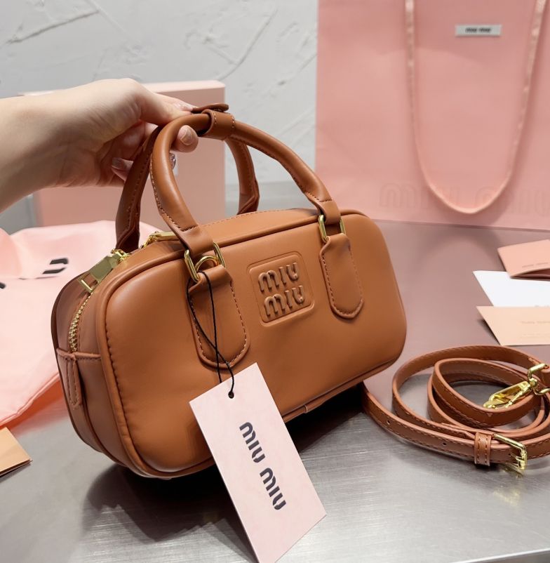 miumiu キルティング ショルダー バッグ ブラック - メルカリ