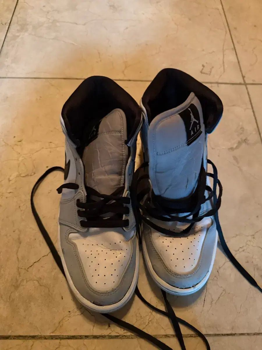 ジョーダン 1 ミッド ライト スモーク グレー