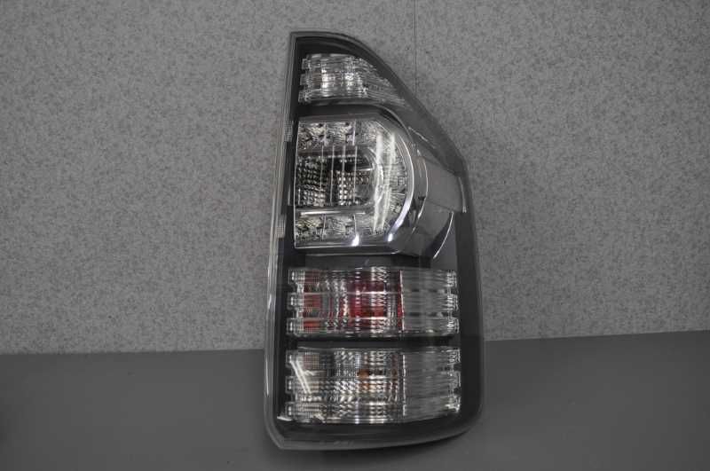 ヴォクシー ZS 後期 (ZRR70) 純正 破損無 動作保証 右 テールランプ