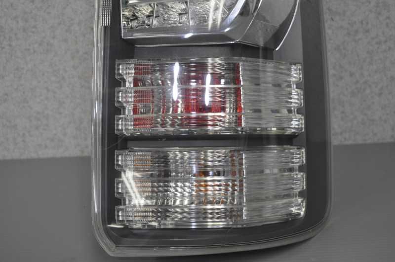 ヴォクシー ZS 後期 (ZRR70) 純正 破損無 動作保証 右 テールランプ
