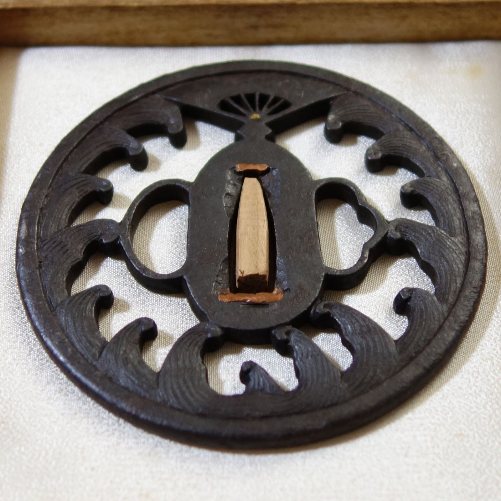 鍔 【 鉄地 扇の的透鍔 】 日本刀 刀装具 鐔 骨董 古美術 Ac25063001