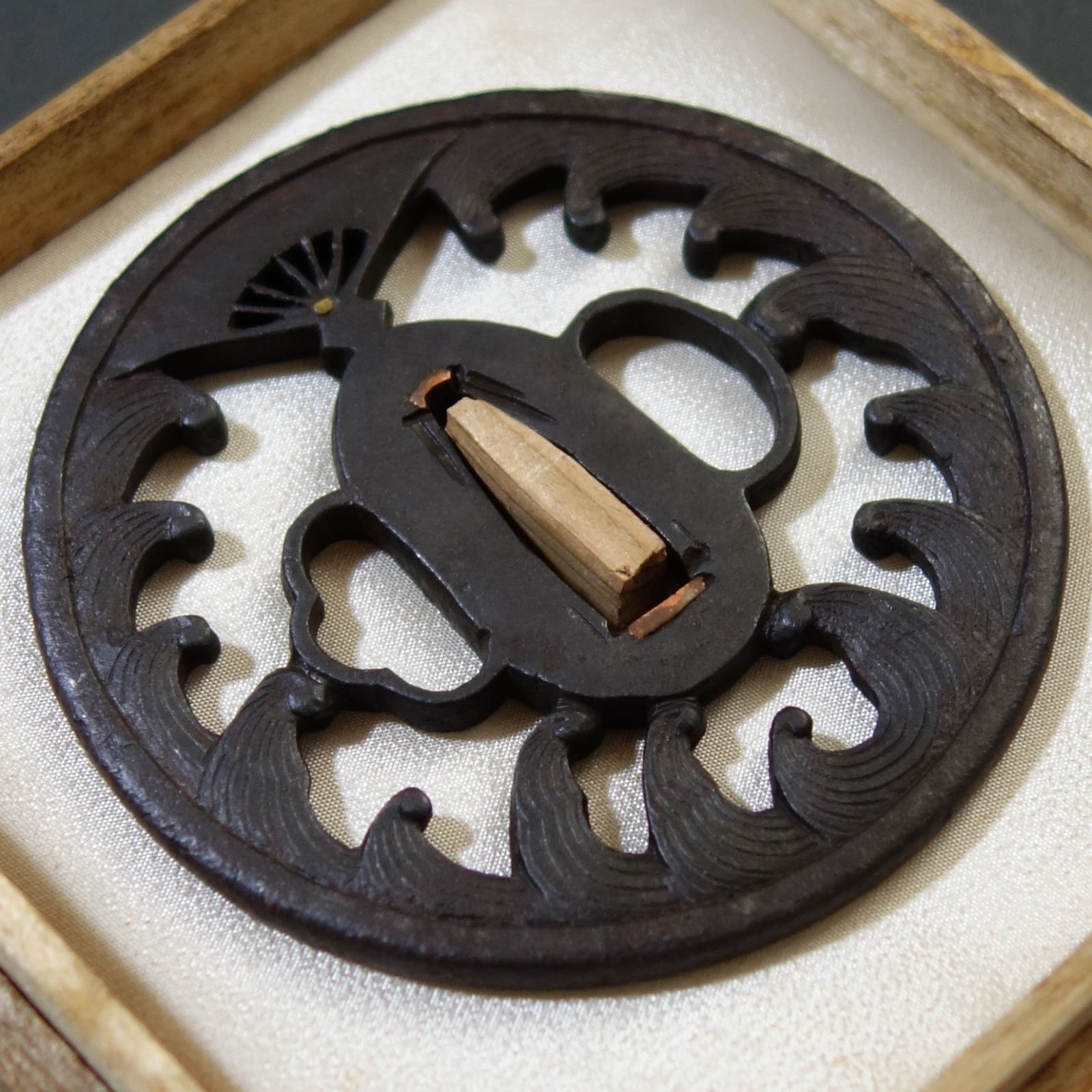 鍔３ 鉄製　二天 刀装具　時代　古玩　当時物　骨董品 雲龍図透鍔 】 鍔 鐔 鉄地 刀装具 日本刀 武具 骨董 - メルカリ