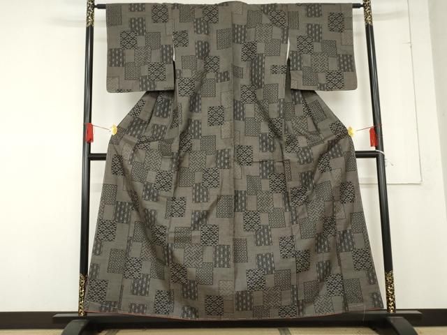 平和屋着物 本場大島紬 泥染め 一元絣 色紙重ね吉祥花文 正絹 cs