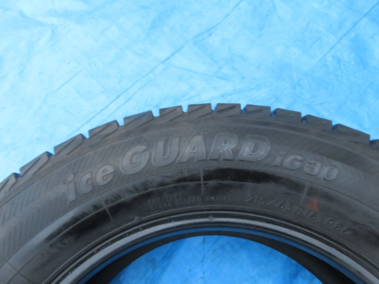 SFC 3820 16インチ タイヤ 215 65 R 16 98 Q 4本セット ice GUARD iG 30 冬タイヤ スタッドレス 2015年製