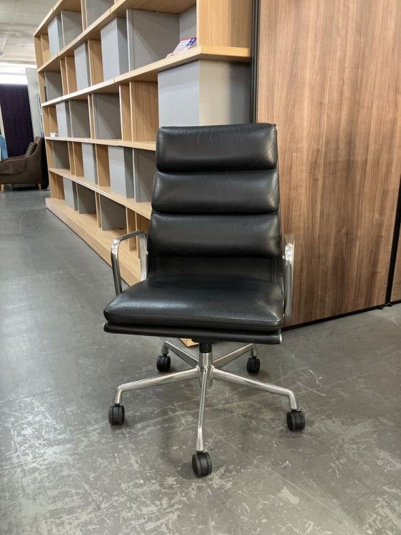 品】ハーマンミラー イームズソフトパッドグループチェア イームズ 