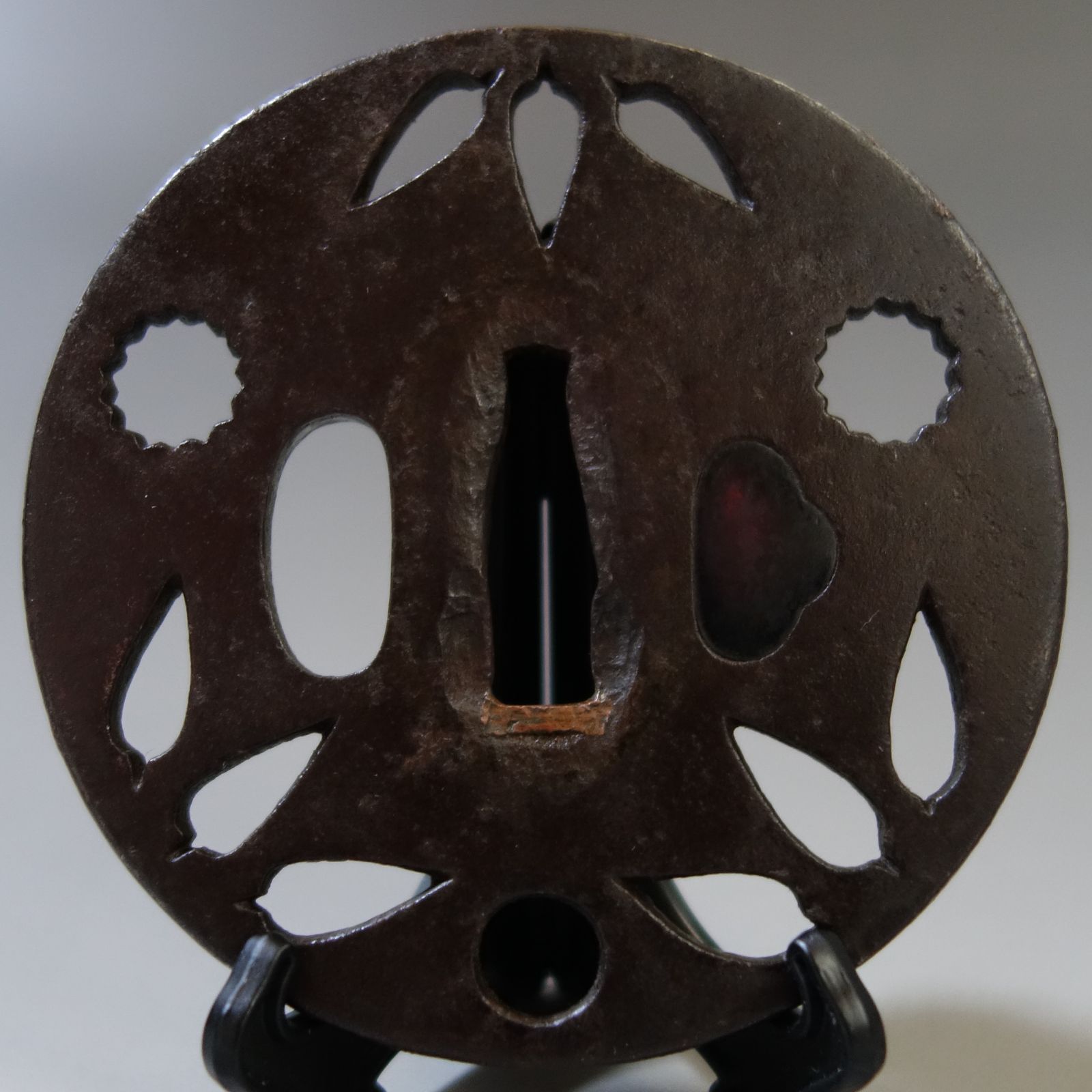 鍔 【 鉄地 三枚笹雪輪小透鍔 】 日本刀 刀装具 鐔 骨董 古美術