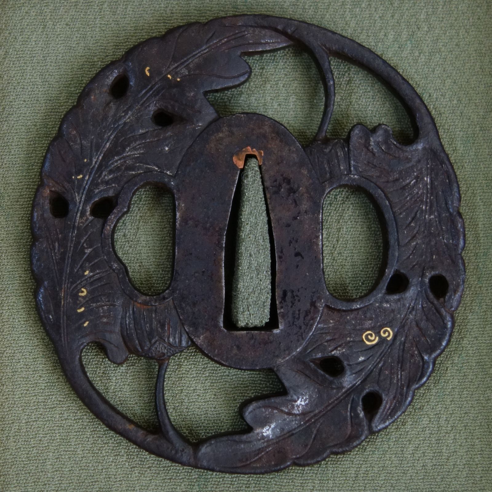 鍔 【 越前住 記内作 鉄地 菊花葉透鍔 】 日本刀 刀装具 鐔 骨董 古