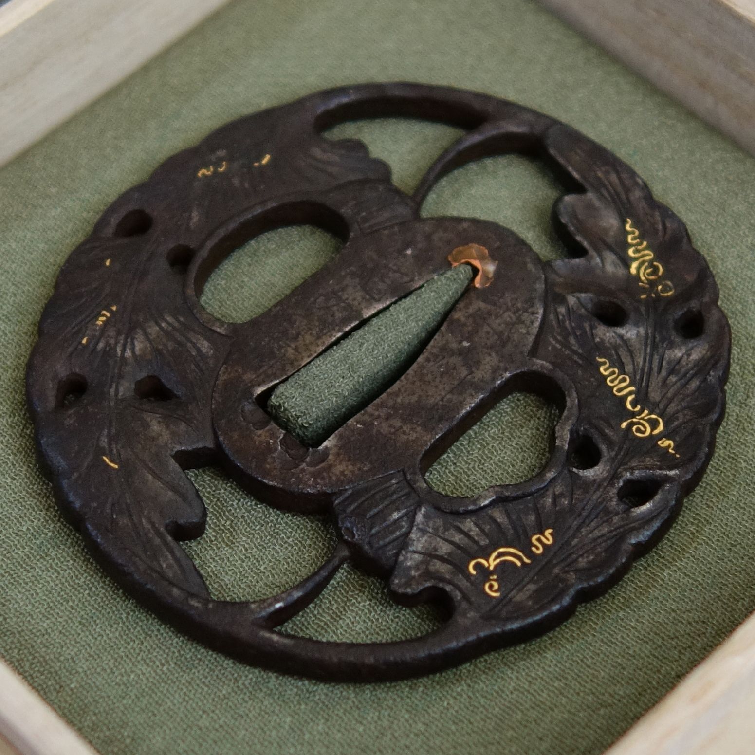 鍔 【 越前住 記内作 鉄地 菊花葉透鍔 】 日本刀 刀装具 鐔 骨董 古