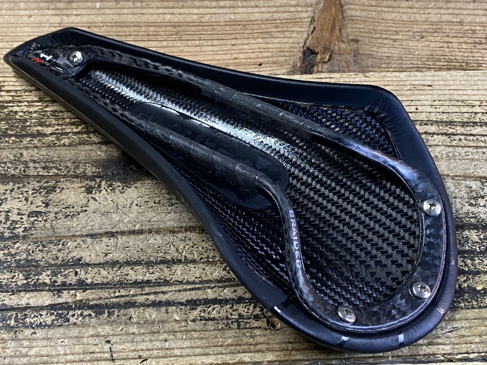 fi'zi:k Volta R1 フィジーク　サドル　カーボン JP351 フィジーク fizik VOLTA R1 サドル カーボンレール ※レール先端