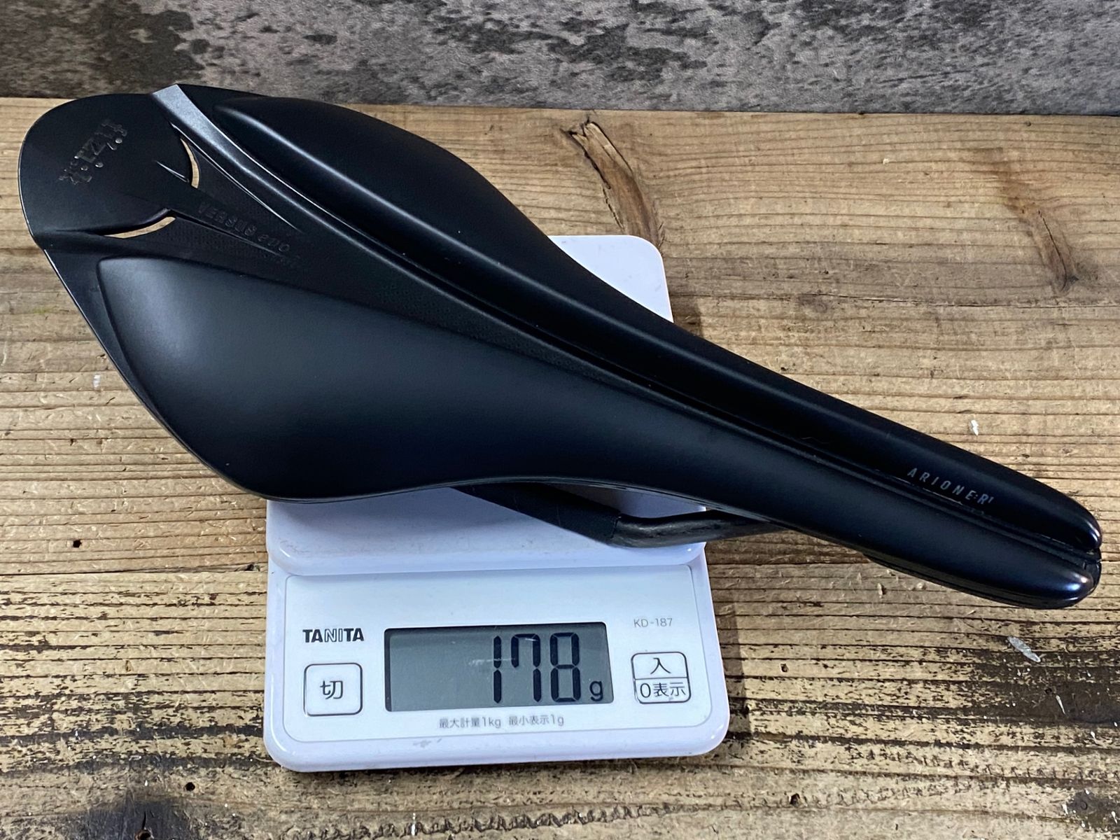 Fizik ARIONE R1 サドル ブラック レギュラー　カーボンレール Amazon | Fizik(フィジーク) ARIONE R1 カーボンレール for スネーク