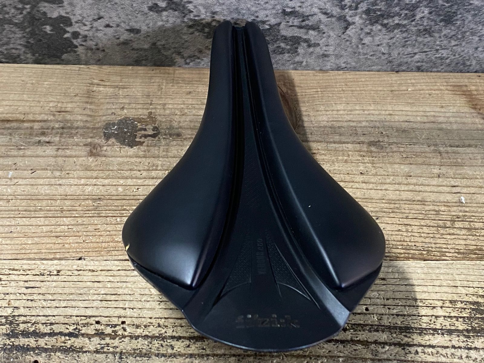 JP350 フィジーク fizik アリオネ ARIONE R1 REGULAR サドル 黒