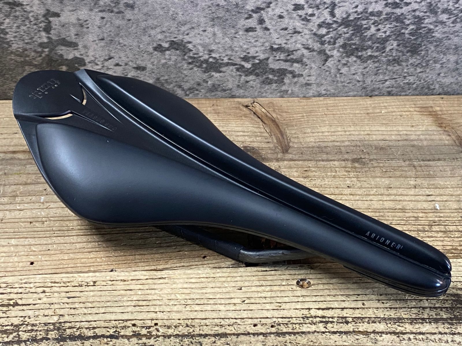 JP350 フィジーク fizik アリオネ ARIONE R1 REGULAR サドル 黒
