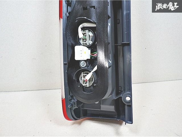 新車外し】 トヨタ 純正 200系 ハイエース 4型 5型 6型 7型 後期 右