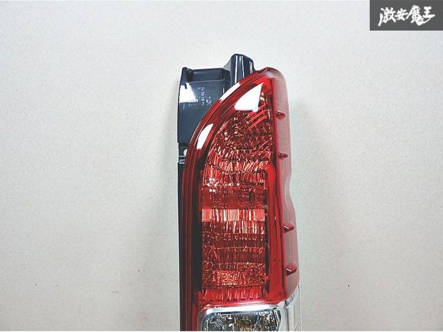 新車外し】 トヨタ 純正 200系 ハイエース 4型 5型 6型 7型 後期 右側