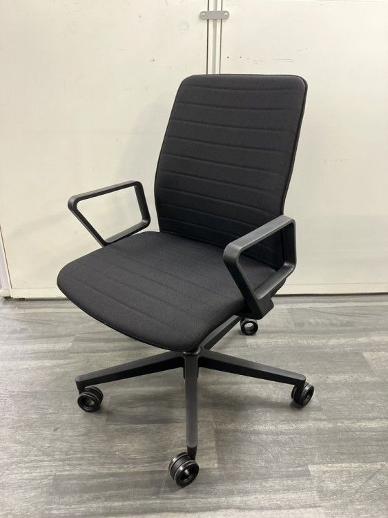 アウトレット品 コクヨ ファブレ FABRE シリーズ 固定肘付ファブレチェア C 01-B 152 CU ブラック