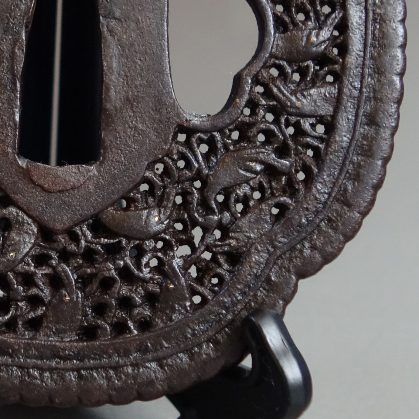 鍔 【 鉄地 鯆唐草透 南蛮鍔 】 日本刀 刀装具 鐔 骨董 古美術