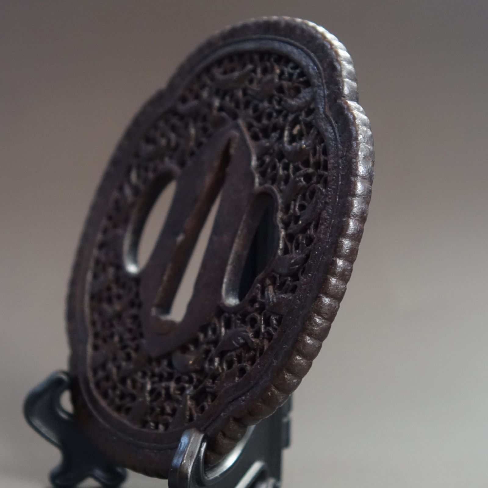 鍔 【 鉄地 鯆唐草透 南蛮鍔 】 日本刀 刀装具 鐔 骨董 古美術