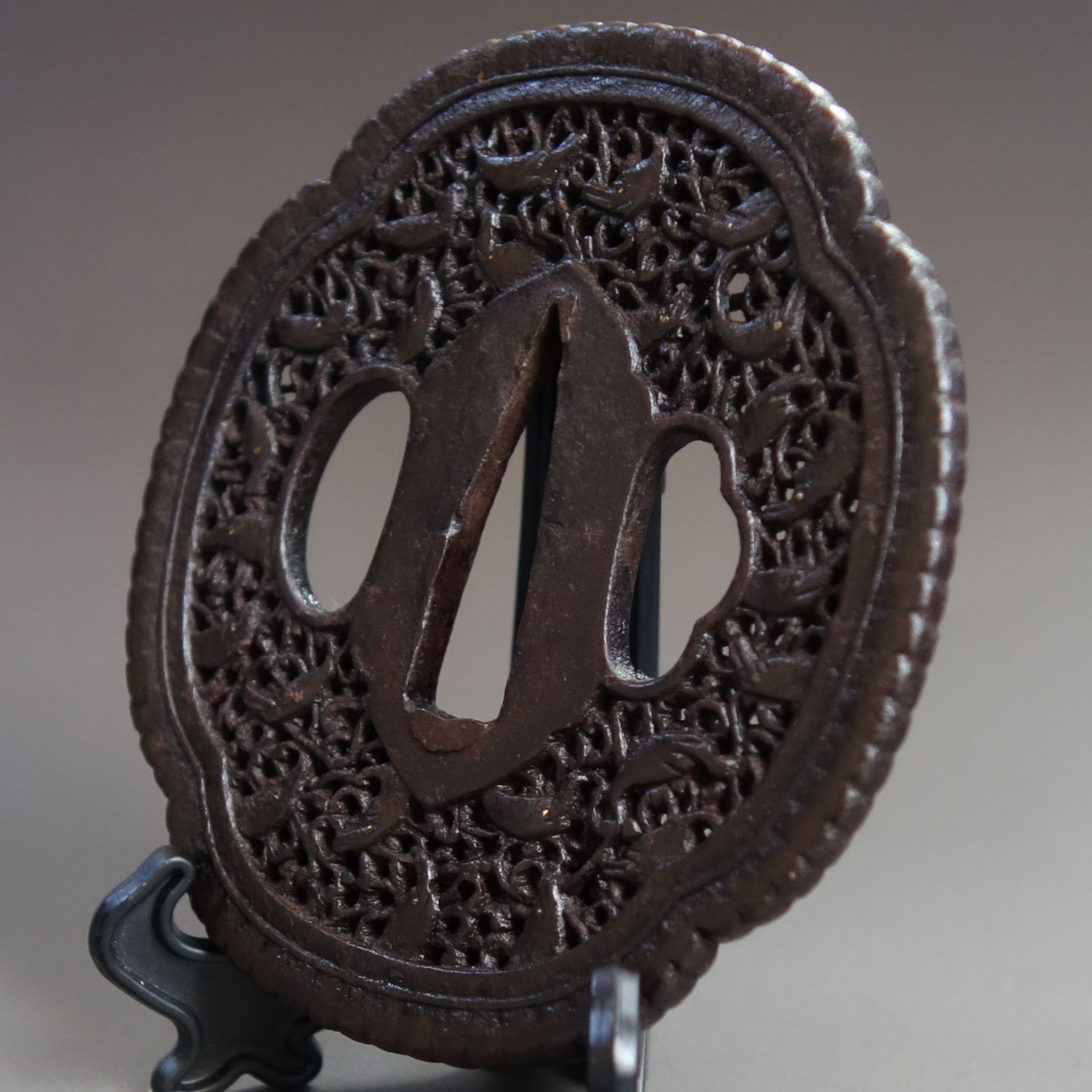 鍔 【 鉄地 鯆唐草透 南蛮鍔 】 日本刀 刀装具 鐔 骨董 古美術