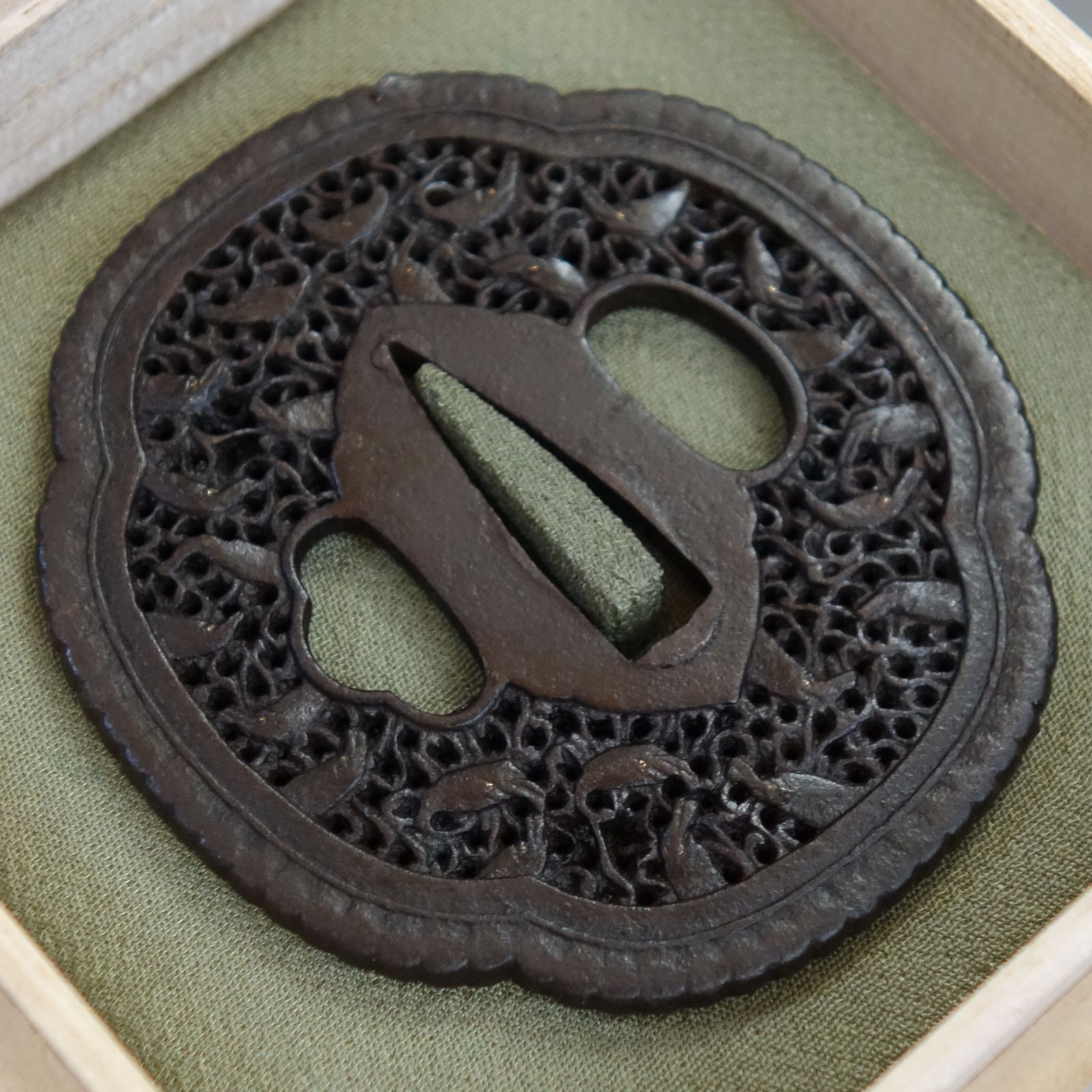 鍔 【 鉄地 鯆唐草透 南蛮鍔 】 日本刀 刀装具 鐔 骨董 古美術