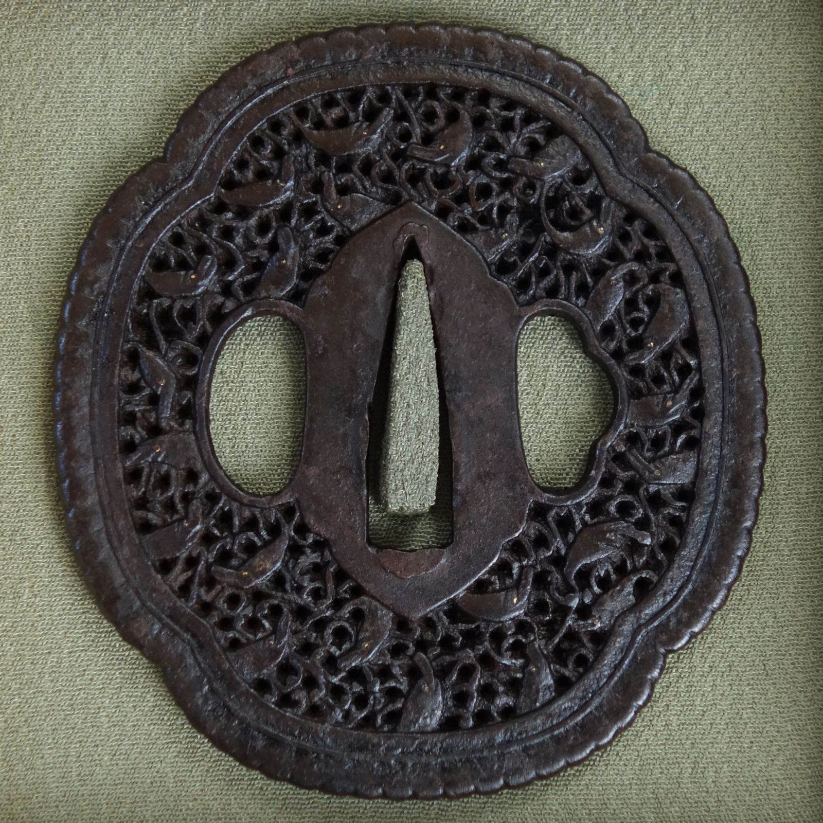 鍔 【 鉄地 鯆唐草透 南蛮鍔 】 日本刀 刀装具 鐔 骨董 古美術