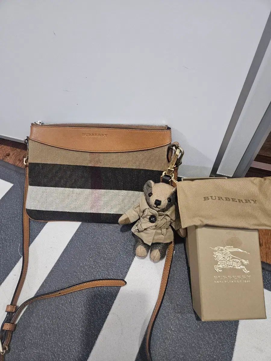 バーバリー クロス バッグとキーホルダー