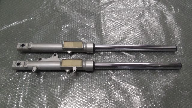 YBR 125 xxx の フロントサスペンション