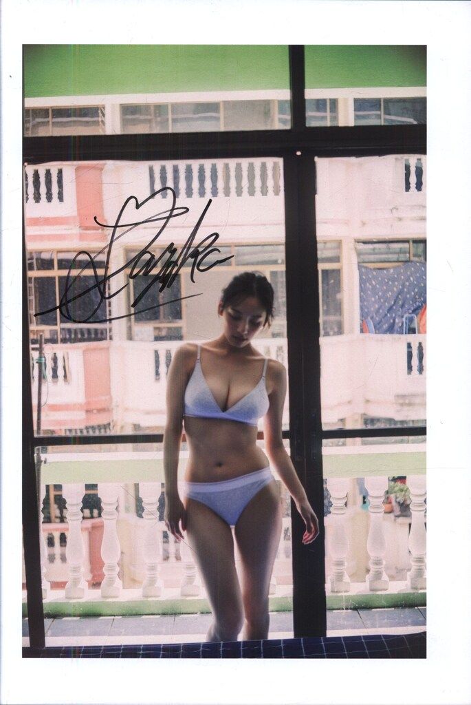 サイン入り 都丸紗也華 10。都丸紗也華4th写真集 - メルカリ