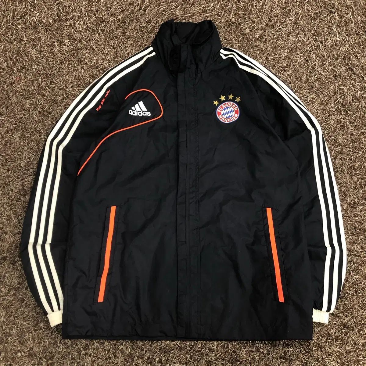 adidas FCバイエルン・ミュンヘン ウィンドブレーカー M 100 アディダス FCバイエルン・ミュンヘン ウィンドブレーカー レイン