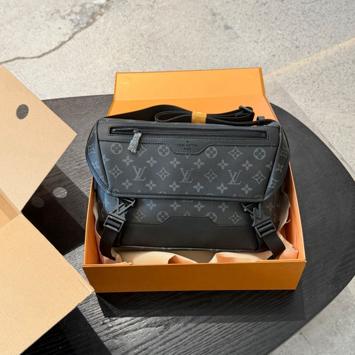 Monogram Shadow Messenger Voyager 男女兼用 ショルダーバッグ