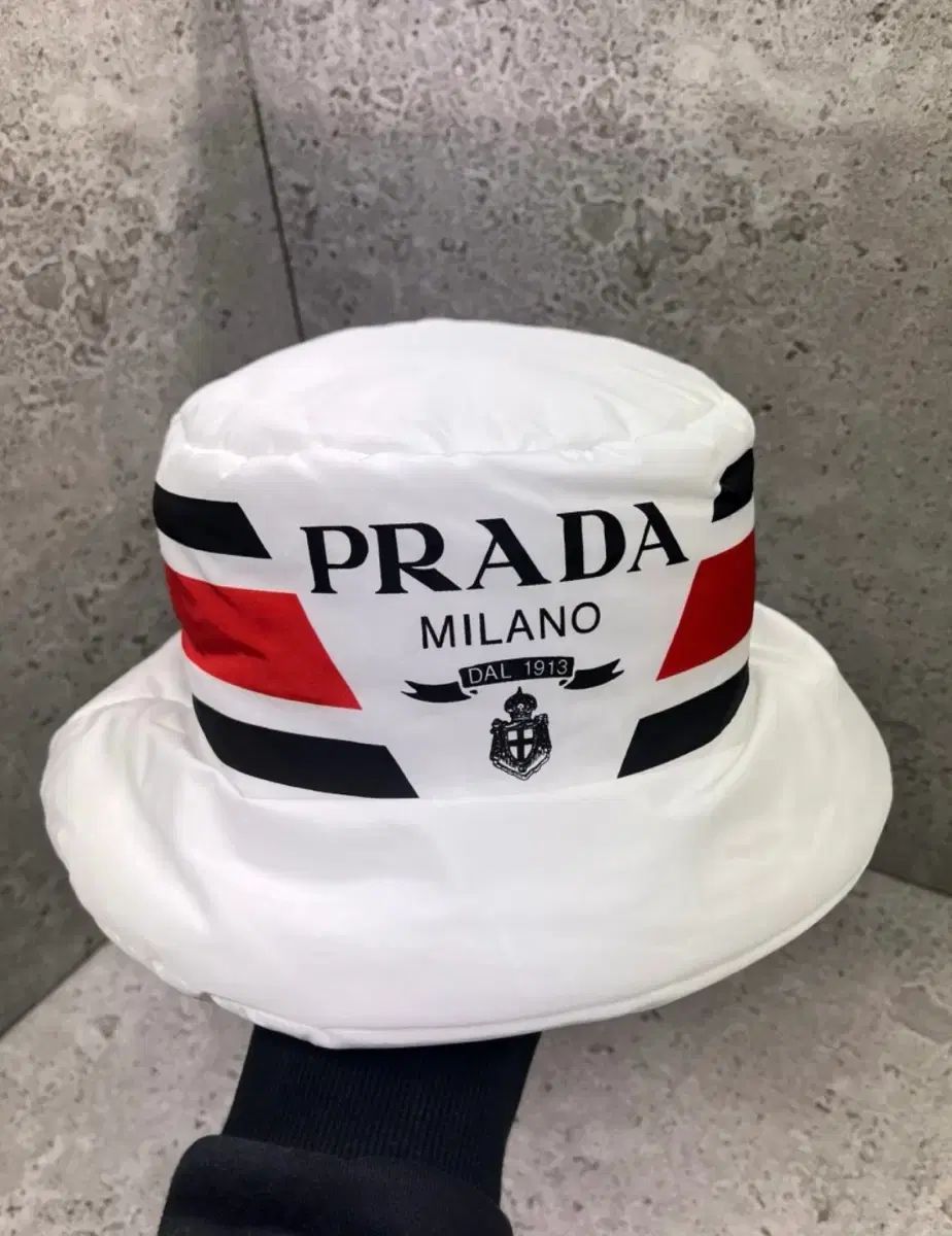 プラダ リナイロン バケットハット ホワイト L
