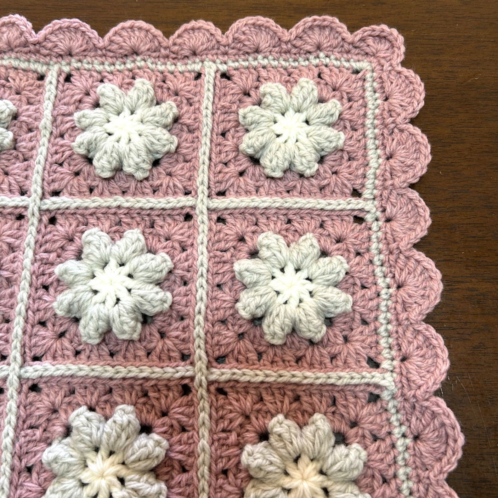 ぷっくり。お花のモチーフ編み　ハンドメイド　マルチカバー マルチカバー モチーフ編み ぷっくりお花 ハンドメイド - メルカリ