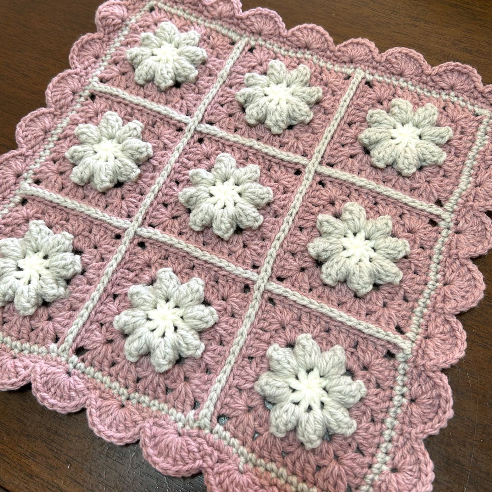 マルチカバー モチーフ編み ぷっくりお花 ハンドメイド - メルカリ