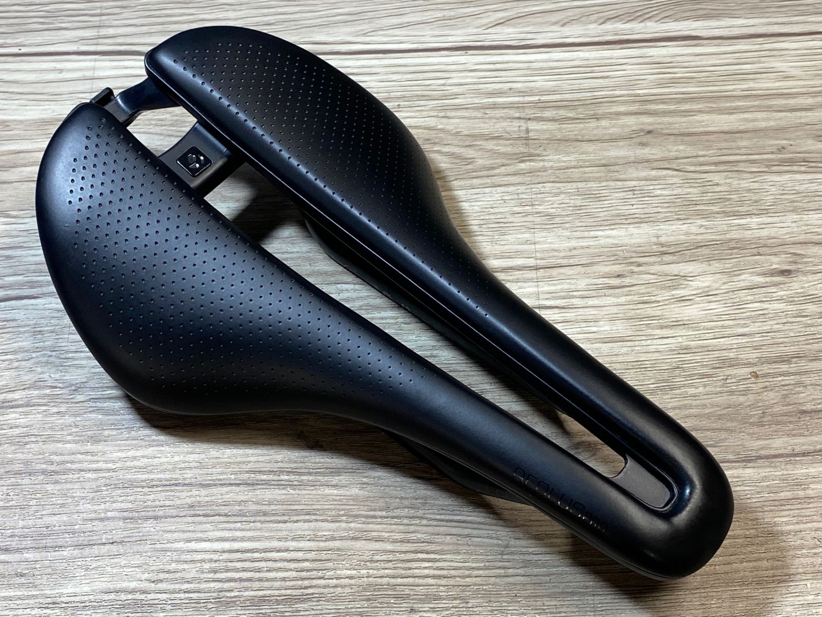 JP 472 ボントレガー アイオロス プロ AEOLUS PRO サドル カーボンレール 145 mm 黒