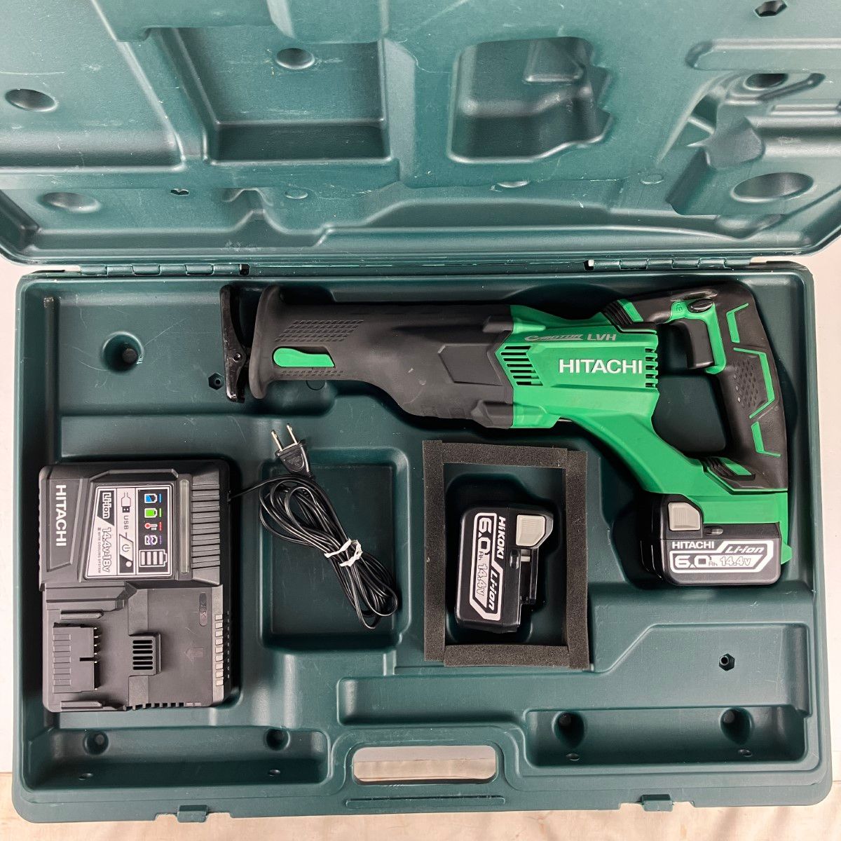 ЗЗHITACHI 日立 14.4 v コードレスセーバーソー バッテリーx 2 充電器 ケース付 CR 14 DBL グリーン