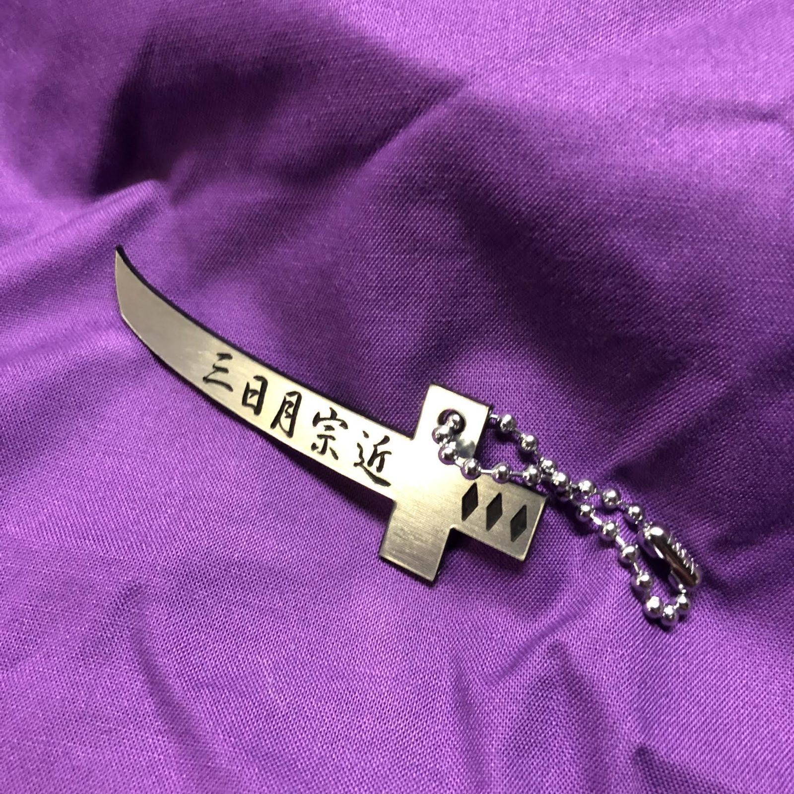 刀剣乱舞でも人気の『三日月宗近』キーホルダー - メルカリ