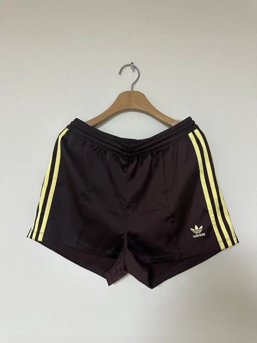 W アディダス 3本線 サテン ショーツ シャドウ ブラウン