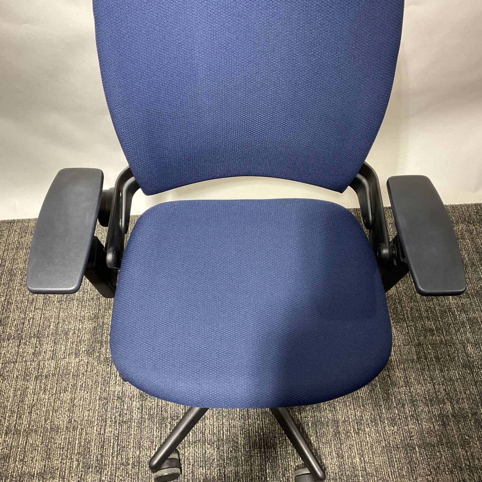  Steelcase スチールケース Leap V2 リープV2 動作良好!! 清掃済み!! ハンガーあり 座布団付き オフィスチェア ワークチェア 椅子 チェア