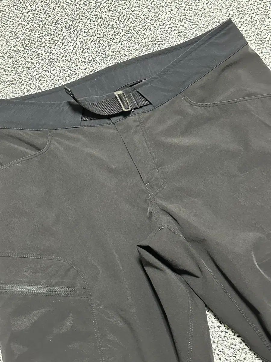 ブラック ズボン