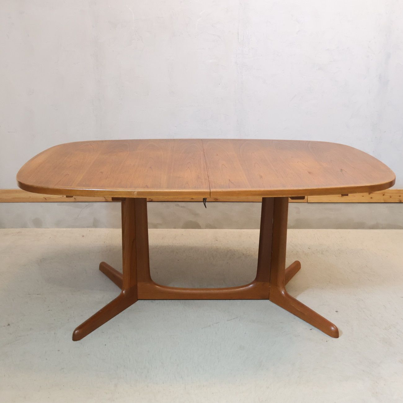 デンマーク　Gudome　グドメ　伸縮ダイニングテーブル　北欧ビンテージ GUDME グドメ チーク無垢材 伸長式ダイニングテーブル 北欧家具