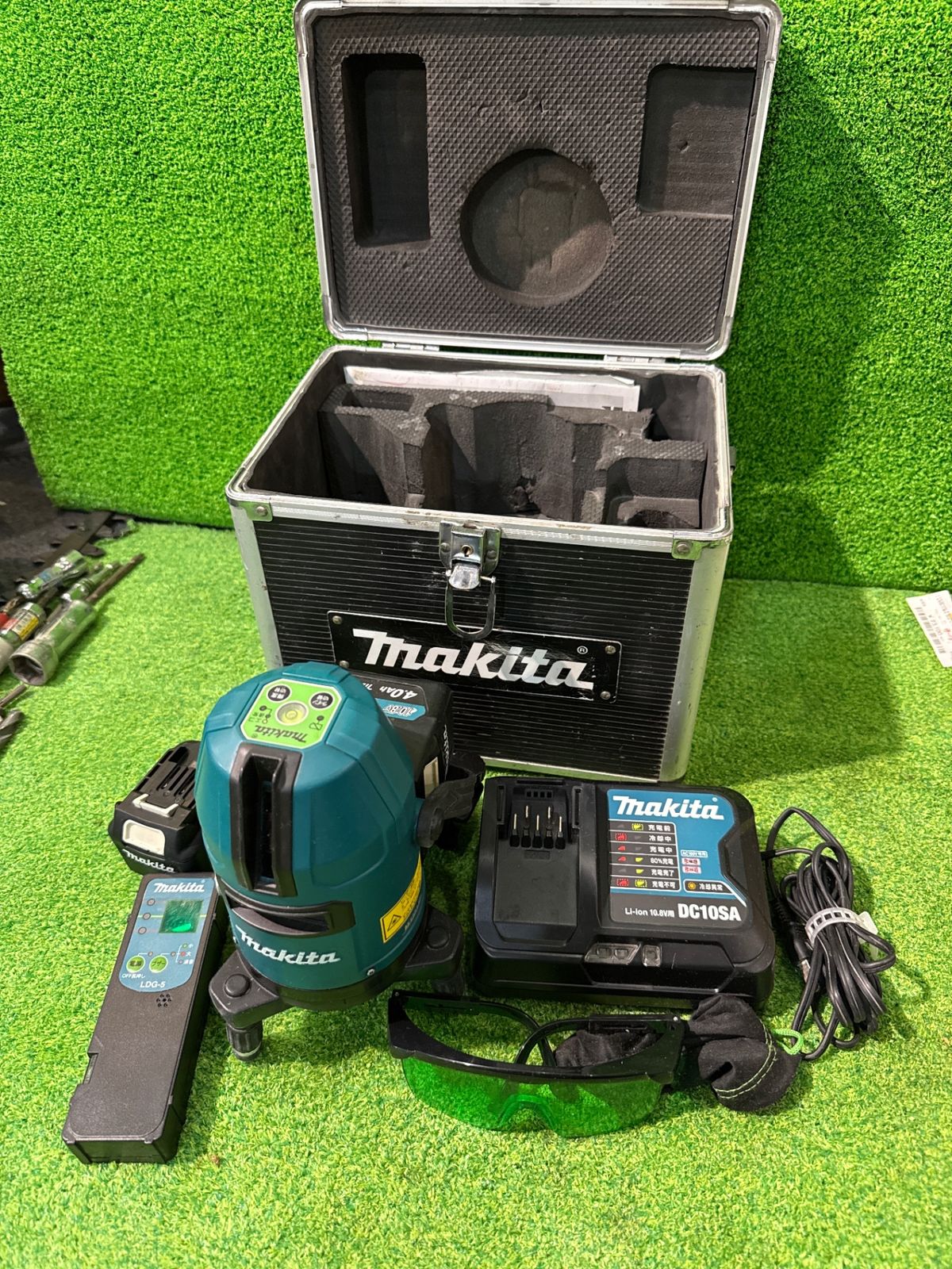 サー189 マキタ SK 10 GD 充電式屋内 屋外兼用墨出し器 バッテリ 充電器 取説 ケース有 ケースに割れ有