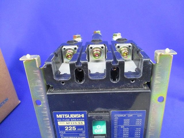  ノーヒューズブレーカ3 P 225 A キズ 汚れ有 NF 225-SS 電設資材 材料 資材