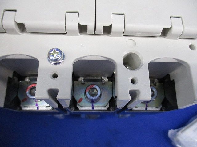 ノーヒューズブレーカ3 P 125 A アラームスイッチ付 箱違い NF 250 CV 銅材 鉄管