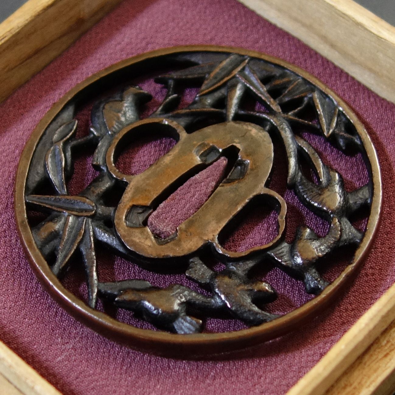 鍔 鐔 ツバ 刀装具 日本刀 刀剣 アンティーク 骨董品 美術品 鍔 【 素銅地 竹に雀透鍔 】 日本刀 刀装具 鐔 骨董 古美術 Ac25042301