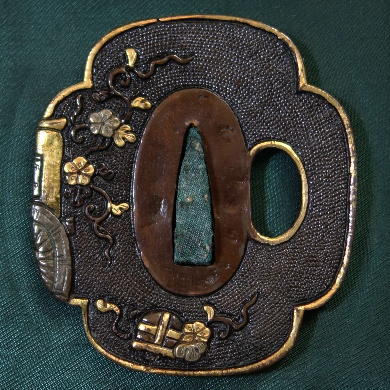 鍔 【 美濃鍔 鋤出彫 赤銅魚々子地 蟷螂と花車図鍔 】 鐔 鍔 日本刀 刀