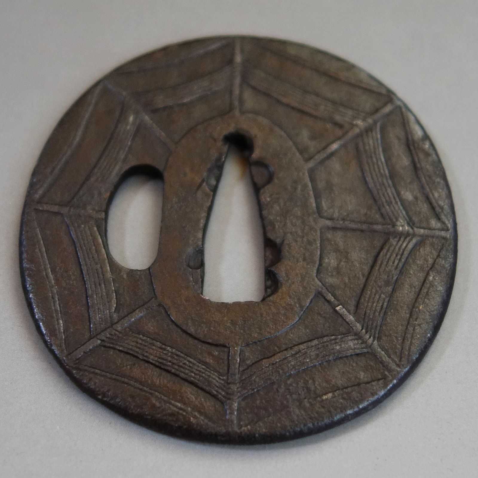 鍔 【 鉄地 鋤出彫 蜘蛛の巣図鍔 】 日本刀 刀装具 鐔 骨董 古美術