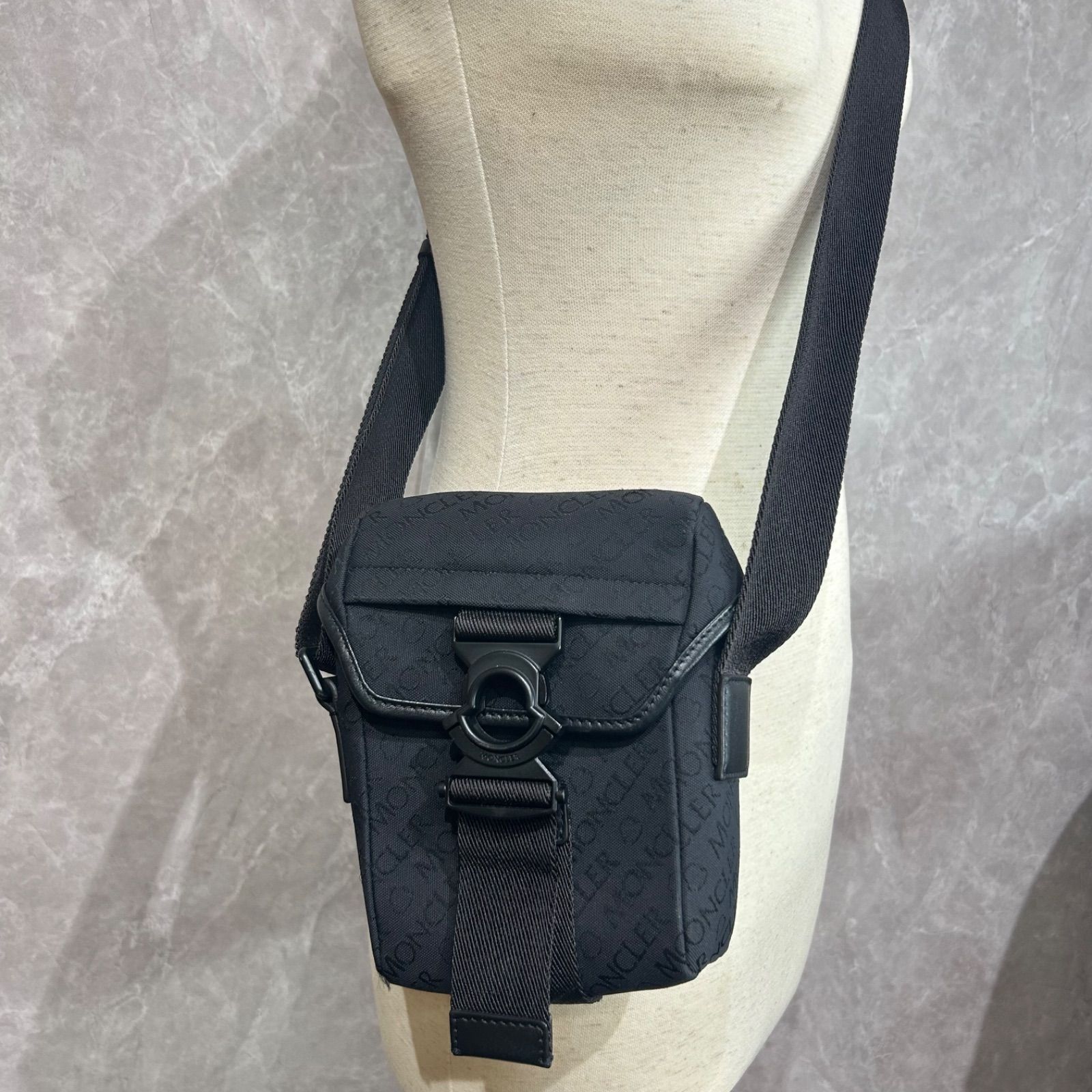 MONCLERモンクレール ショルダーバッグ スプレッド クロスボディ