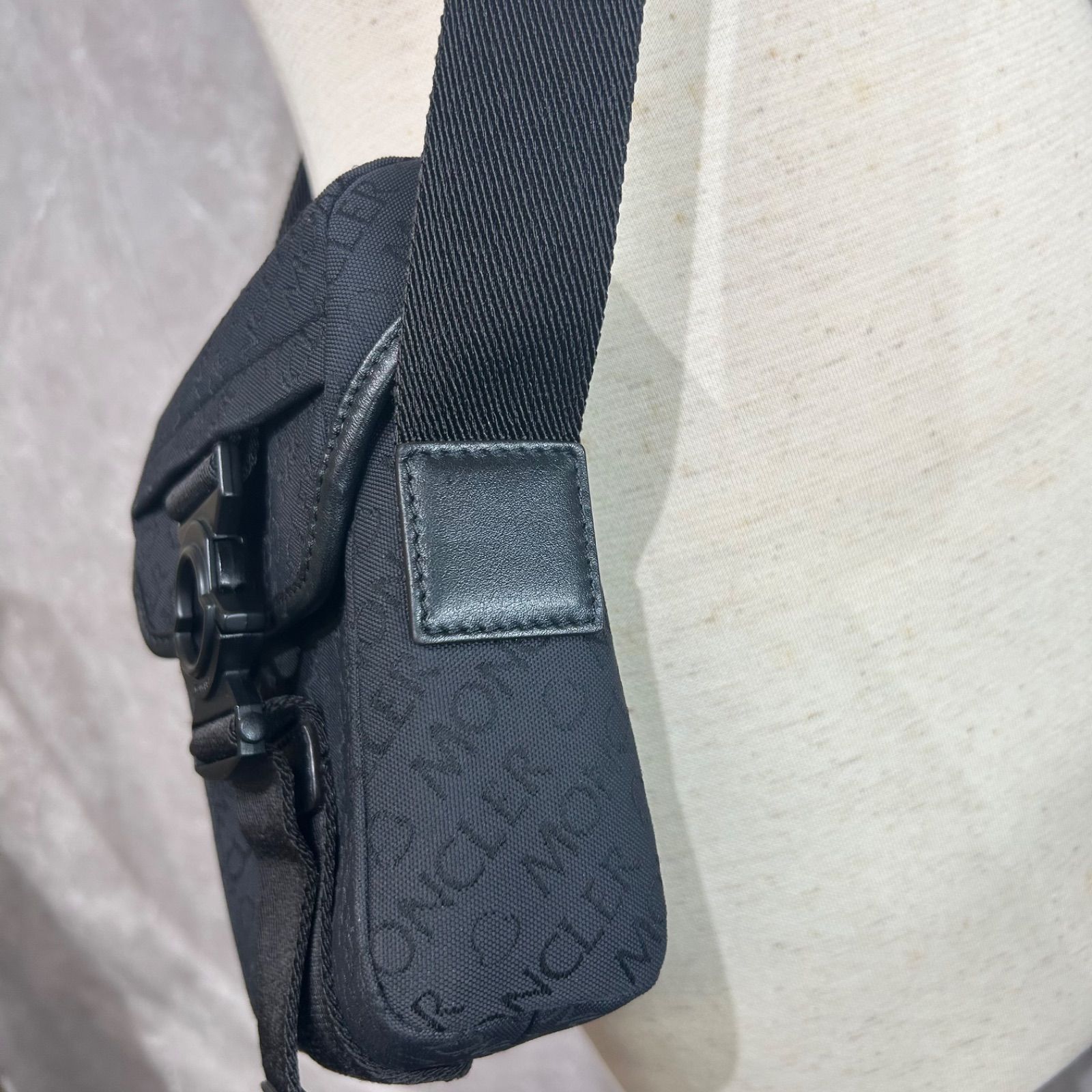 MONCLERモンクレール ショルダーバッグ スプレッド クロスボディ